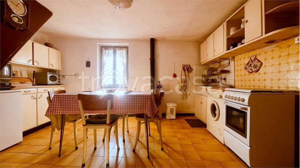 casa indipendente in vendita a Rezzo in zona Cenova