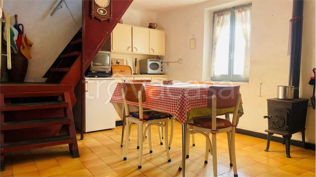 casa indipendente in vendita a Rezzo in zona Cenova