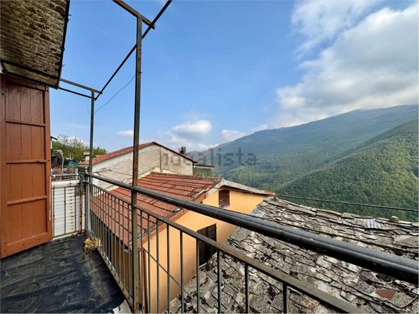 appartamento in vendita a Rezzo in zona Cenova