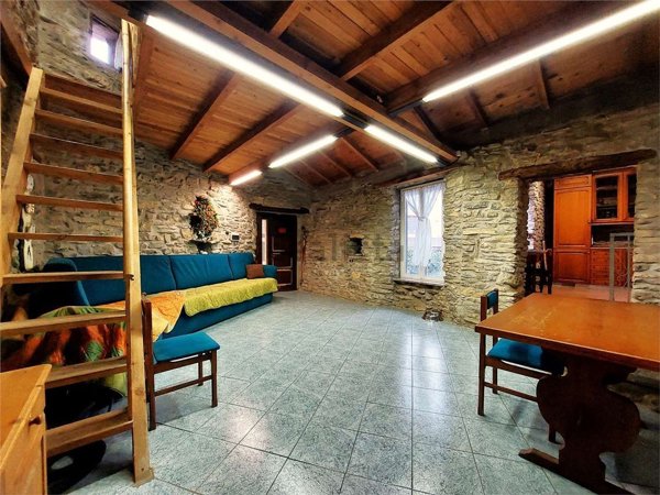 casa indipendente in vendita a Rezzo