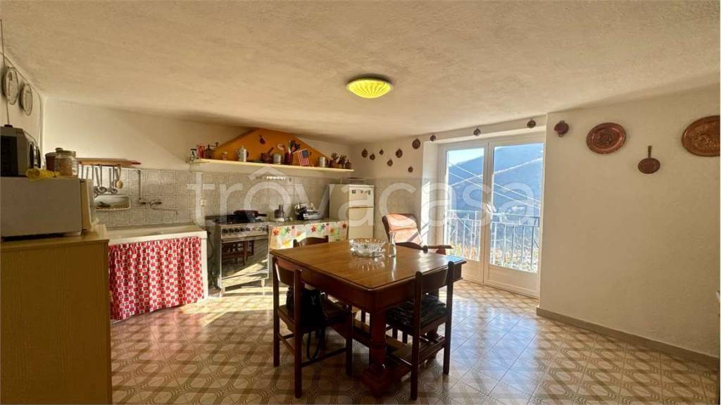 casa indipendente in vendita a Rezzo