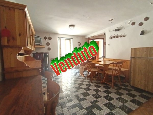 appartamento in vendita a Rezzo in zona Cenova