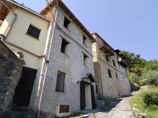casa indipendente in vendita a Rezzo in zona Cenova