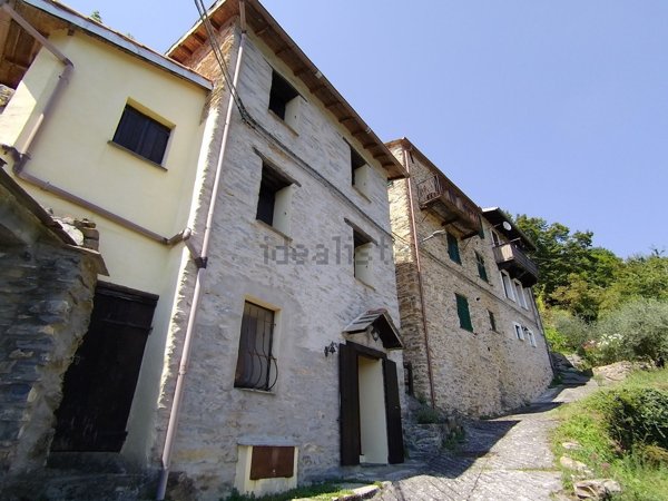 casa indipendente in vendita a Rezzo in zona Cenova