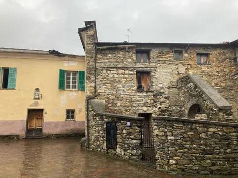 casa indipendente in vendita a Rezzo in zona Cenova