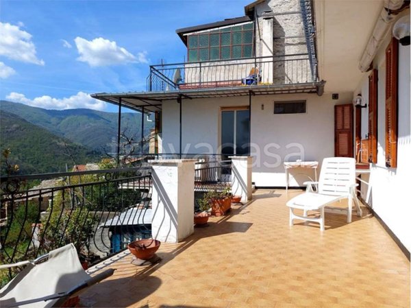 appartamento in vendita a Rezzo in zona Cenova