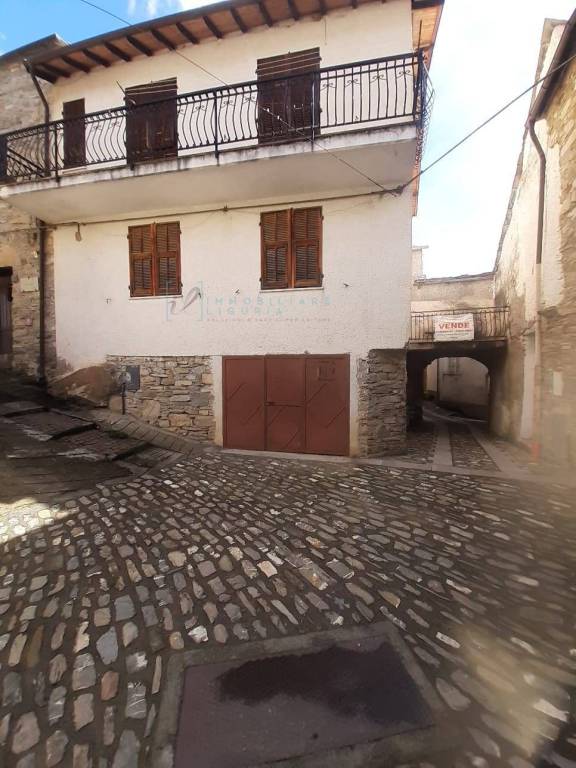 appartamento in vendita a Rezzo in zona Cenova