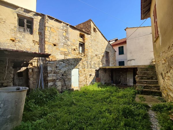 esavano in vendita a San Bartolomeo al Mare in zona Chiappa