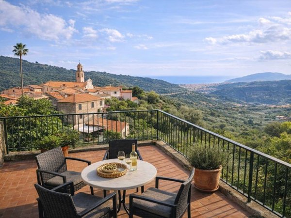 intera palazzina in vendita a San Bartolomeo al Mare in zona Chiappa