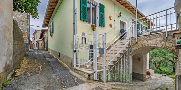 casa indipendente in vendita a San Bartolomeo al Mare in zona Pairola