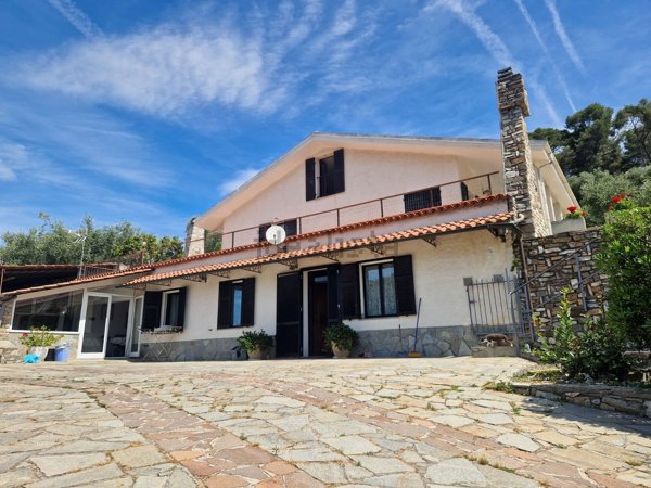casa indipendente in vendita a San Bartolomeo al Mare in zona Chiappa