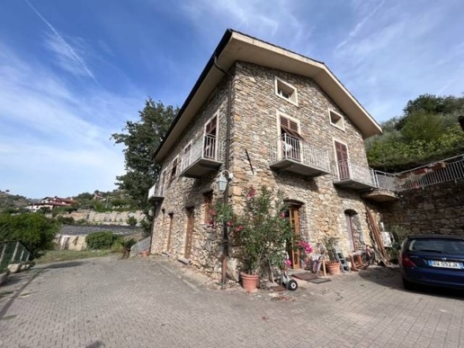 casa indipendente in vendita a San Biagio della Cima