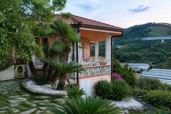 casa indipendente in vendita a San Biagio della Cima