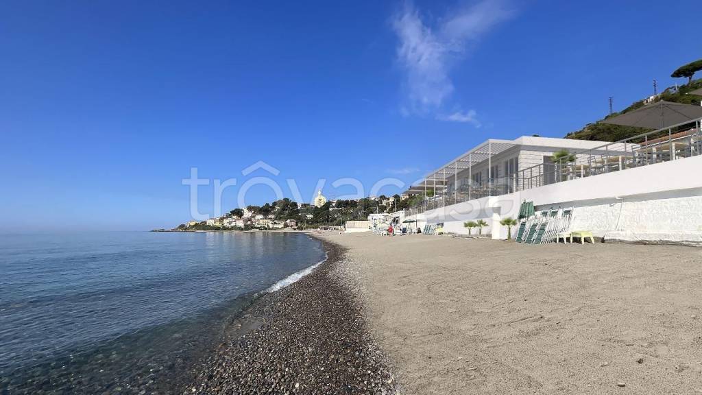 negozio in vendita a Sanremo in zona Bussana