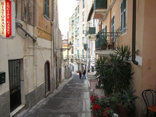 locale commerciale in vendita a Sanremo