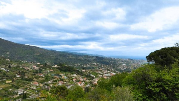 casa indipendente in vendita a Sanremo in zona Coldirodi