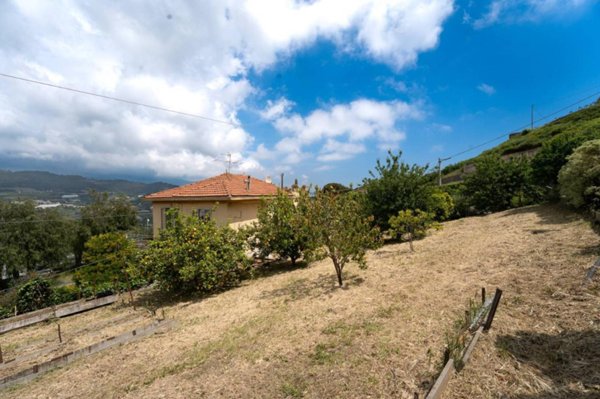 casa indipendente in vendita a Sanremo in zona Poggio
