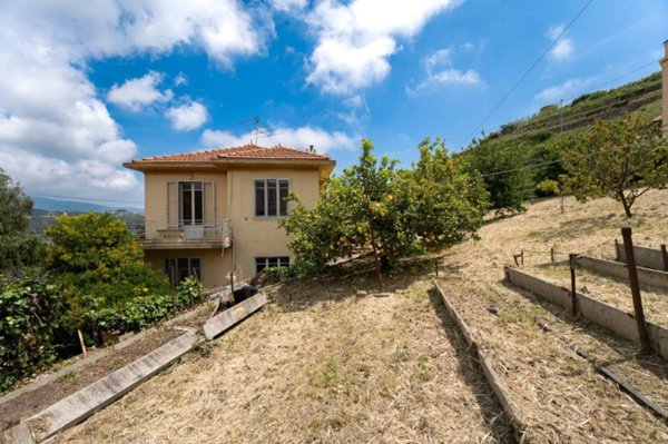 casa indipendente in vendita a Sanremo in zona Poggio