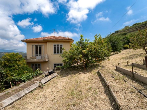 casa indipendente in vendita a Sanremo in zona Poggio