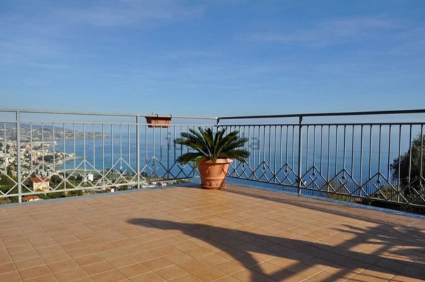 casa indipendente in vendita a Sanremo in zona Coldirodi