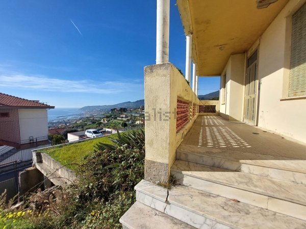 casa indipendente in vendita a Sanremo in zona Poggio