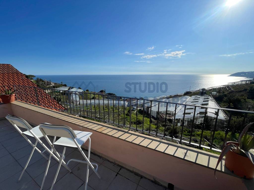 casa indipendente in vendita a Sanremo in zona Poggio