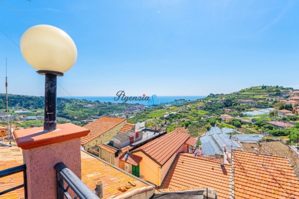 casa indipendente in vendita a Sanremo in zona Poggio