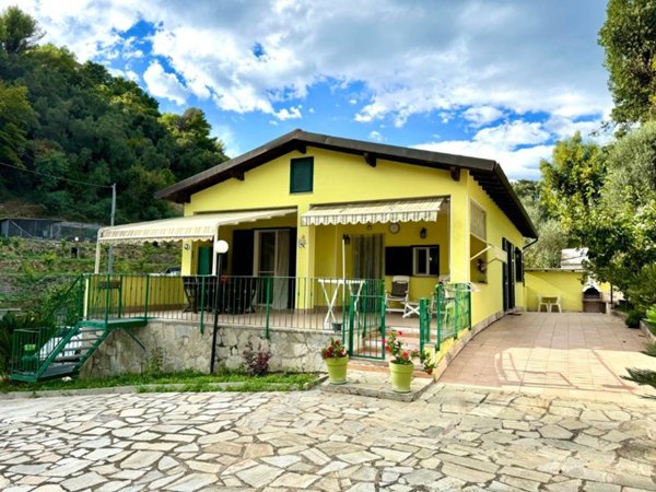 casa indipendente in vendita a Sanremo in zona Bussana