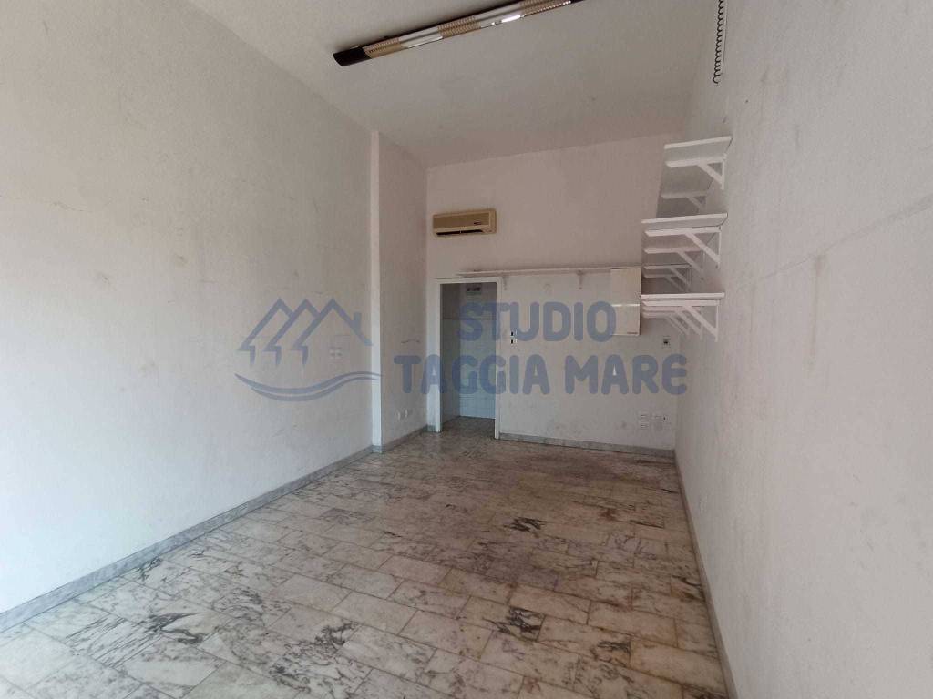 locale di sgombero in vendita a Sanremo in zona Bussana