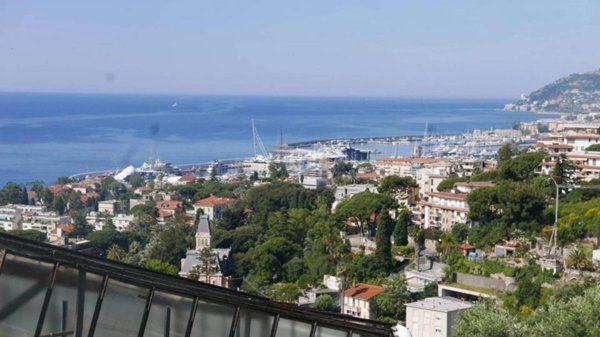 casa indipendente in vendita a Sanremo in zona Poggio