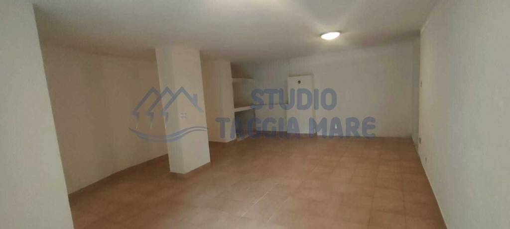 locale commerciale in vendita a Sanremo