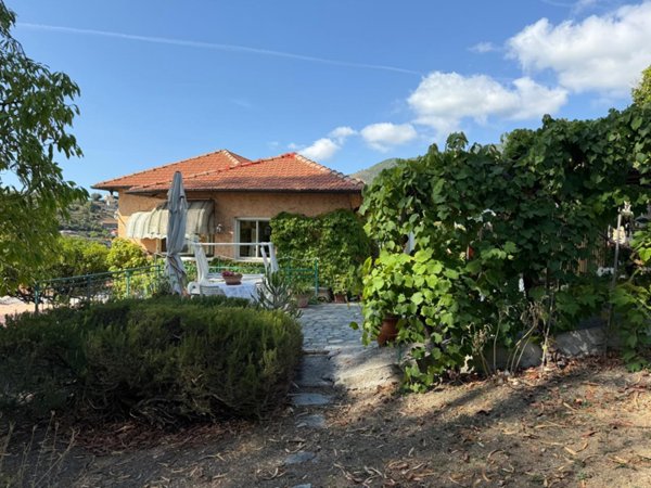 casa indipendente in vendita a Sanremo in zona Coldirodi