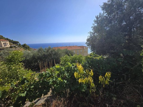 locale di sgombero in vendita a Sanremo in zona Poggio