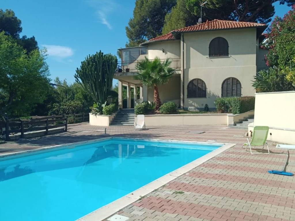 casa indipendente in vendita a Sanremo in zona Bussana