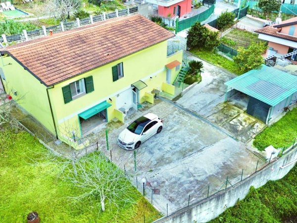 casa indipendente in vendita a Sanremo in zona Bussana