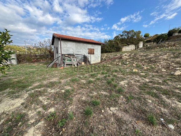 locale di sgombero in vendita a Sanremo in zona Bussana