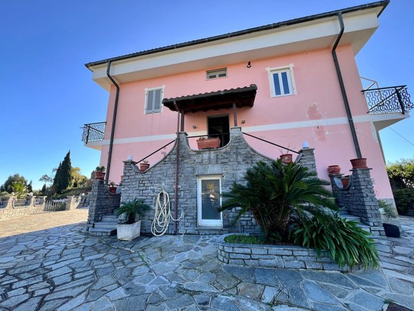 appartamento in vendita a Sanremo in zona Bussana