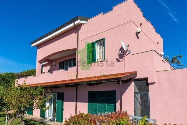 casa indipendente in vendita a Sanremo in zona Bussana