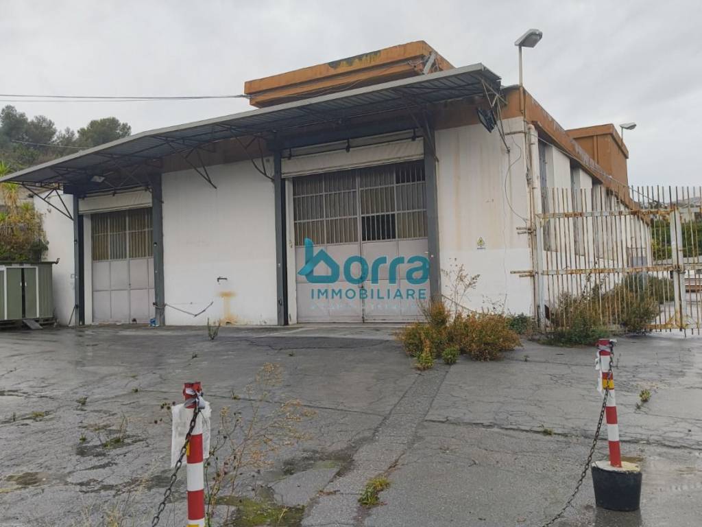 locale commerciale in vendita a Sanremo in zona Bussana