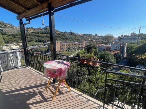 casa indipendente in vendita a Sanremo in zona Bussana