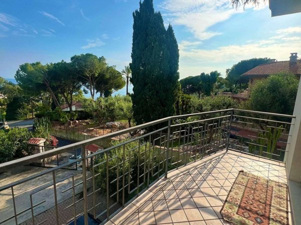 casa indipendente in vendita a Sanremo in zona Coldirodi