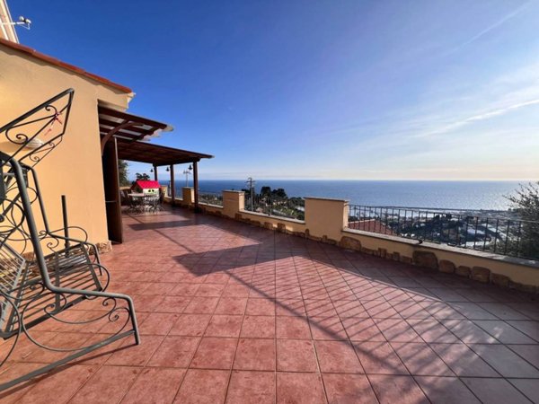 casa indipendente in vendita a Sanremo in zona Poggio