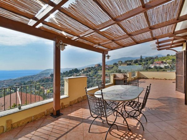 casa indipendente in vendita a Sanremo in zona Poggio