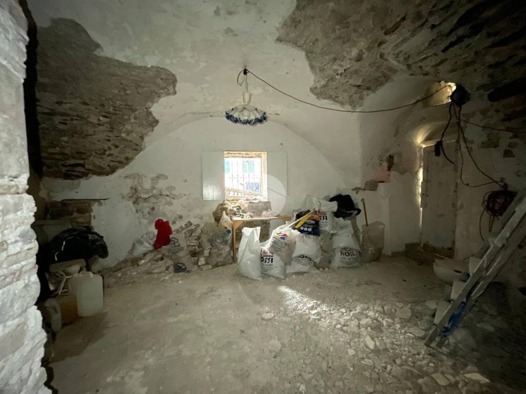 locale commerciale in vendita a Sanremo