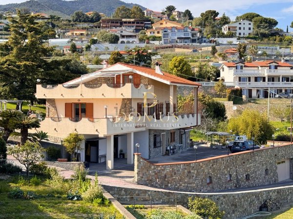 casa indipendente in vendita a Sanremo in zona Coldirodi