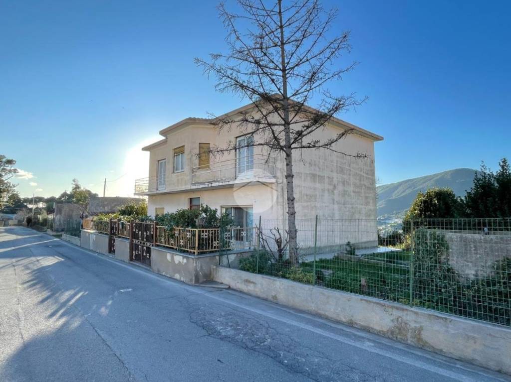 casa indipendente in vendita a Sanremo in zona Coldirodi