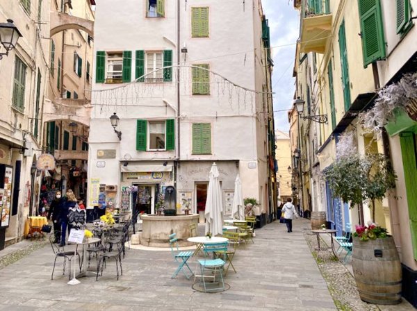 locale commerciale in vendita a Sanremo