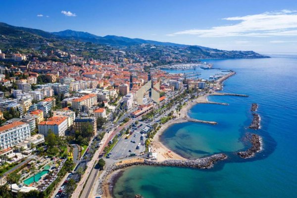 locale commerciale in vendita a Sanremo