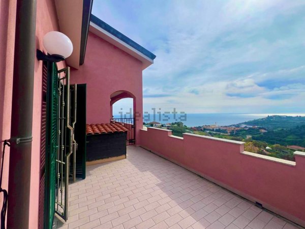 casa indipendente in vendita a Sanremo in zona Bussana