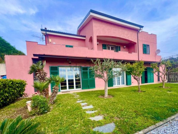 casa indipendente in vendita a Sanremo in zona Bussana